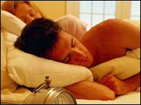 _41911620_couplesleep203.jpg