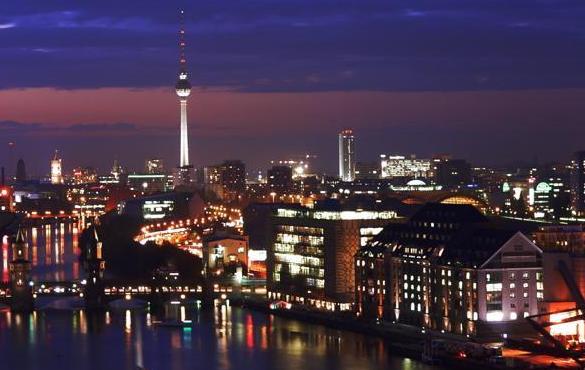 Berlin_Mitte_by_night.jpg