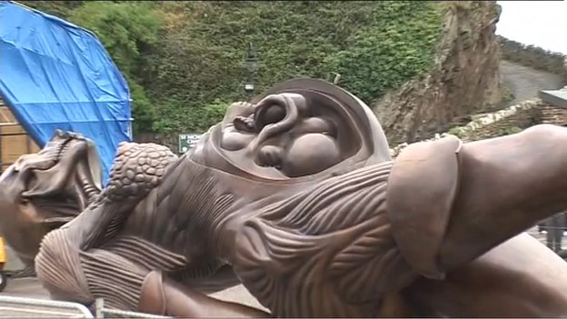 _63516789_statue.jpg